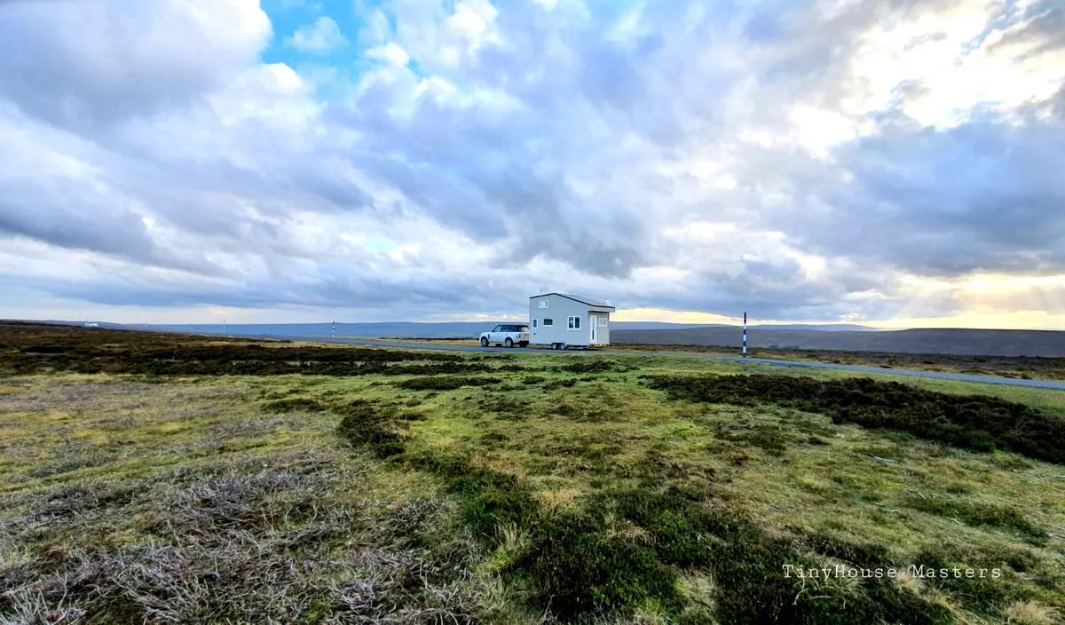 THE LONE TRAVELLER photo 2